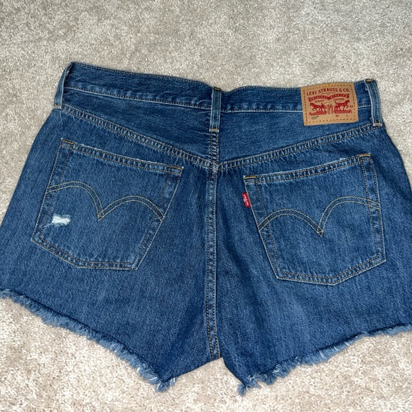 Levi 501 jean shorts in W30! Worn 1 time for a few hours in new condition. - Picture 2 of 2